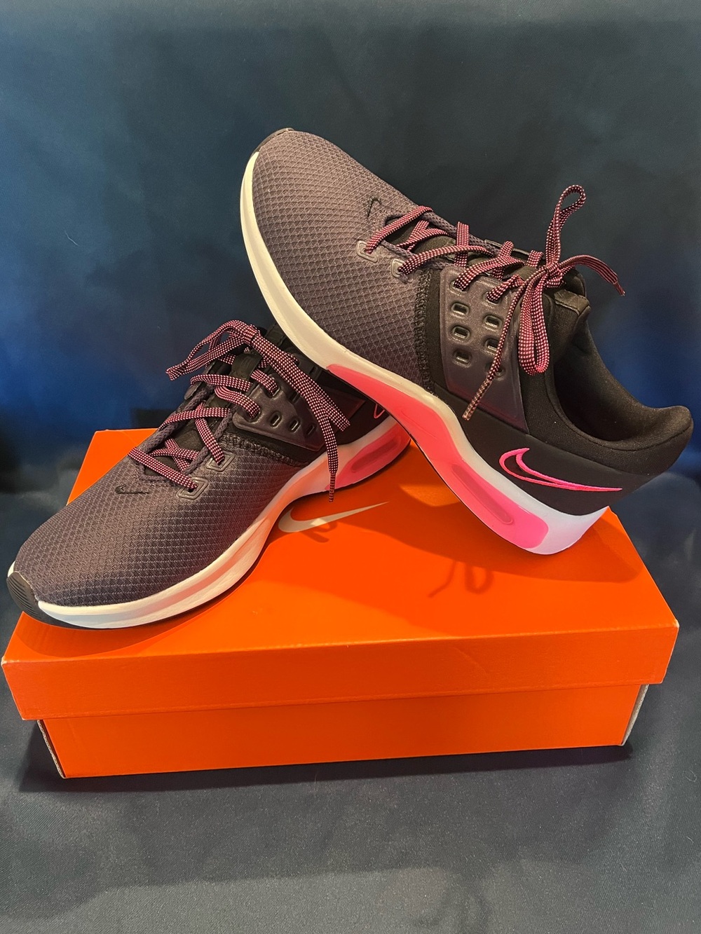 Nike Women’s Black/Hyper Pink Air Max Bella TR 4 *NEW*